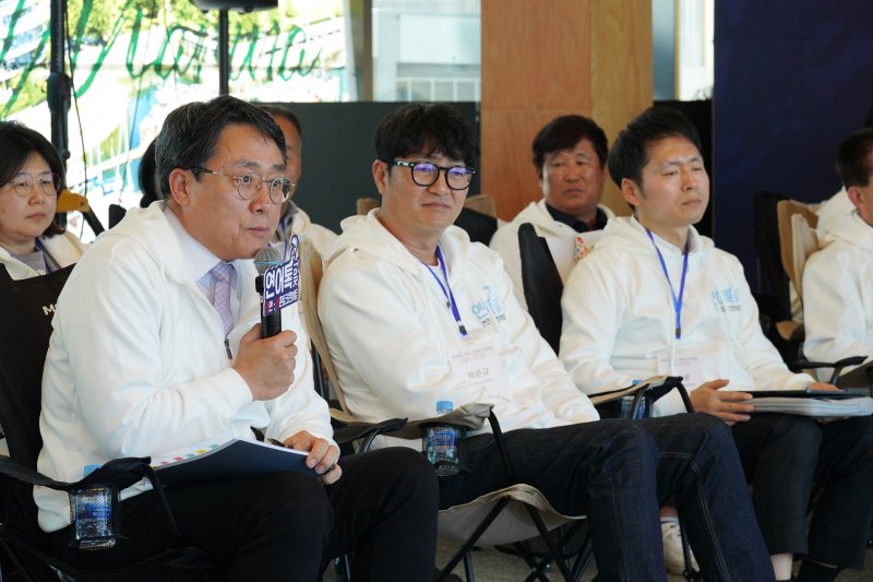 강도형 해양수산부 장관이 13일 양양 죽도해변에 위치한 웨이브웍스에서 열린 토크콘서트에서 발언하고 있다.