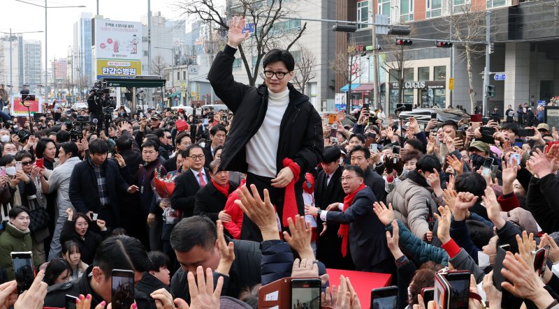 한동훈 국민의힘 비상대책위원장이 12일 오후 서울 영등포 타임스퀘어 광장에서 거리인사를 하고 있다. (공동취재) 2024.3.12/뉴스1 ⓒ News1 송원영 기자 /사진=뉴스1