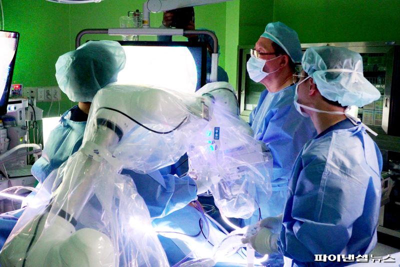 지난 12일 대구 구병원에서 진행된 담낭 제거 수술에 협동로봇을 활용한 복강경 수술보조 솔루션이 투입돼 임무를 수행하고 있다. 두산로보틱스 제공