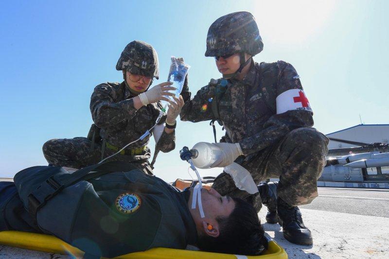 13일 서해 덕적도에서 자유의 방패(FS) 연습 일환으로 진행된 전시 한미 연합 의무지원훈련에서 해군 2함대 군 의료진이 외상환자를 응급조치 하고 있다. 사진=해군 제공