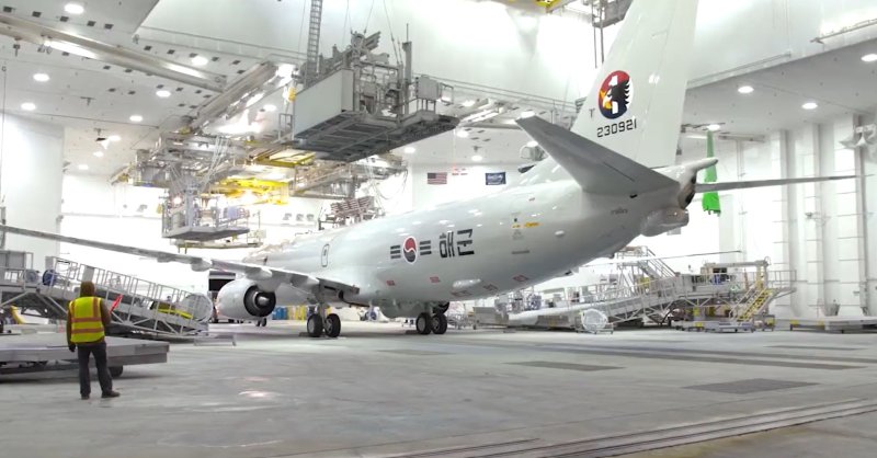 미국 보잉이 지난 2022년 2월4일 공장에 주기 중인 한국 해군용 P-8A 기체 사진을 공개했다.<div id='ad_body3' class='mbad_bottom' ></div> 사진=보잉 디펜스 트위터 캡처