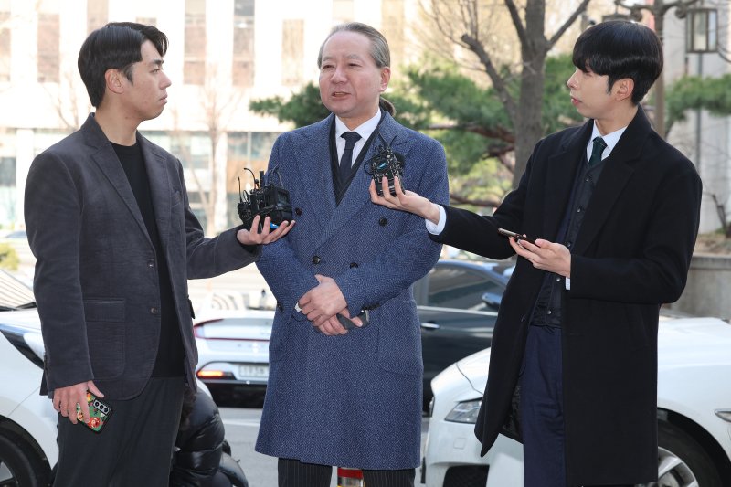 "전공의 저항운동은 자발적이고 정의로운 사직".. 박명하·주수호 의협 간부, 경찰 재출석