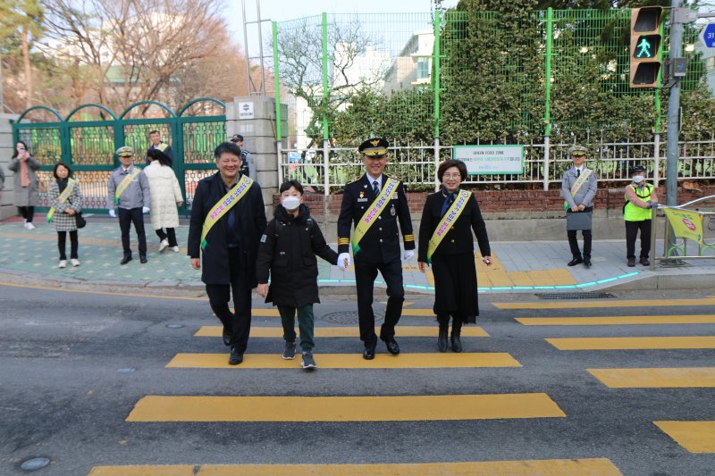 경찰청이 14일 서울 마포구 신북초등학교 인근 어린이 보호구역에서 교통안전 시설을 점검하고 있다. /사진=경찰청제공