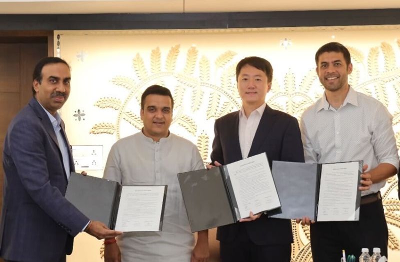 손현일 크래프톤 인도 법인 대표(왼쪽에서 세번째)가 지난 13일 인도 구자라트 주 정부와 이스포츠 및 게임 생태계 강화를 위한 양해각서(MOU)를 체결하고 관계자들과 기념사진을 찍고 있다. 크래프톤 제공