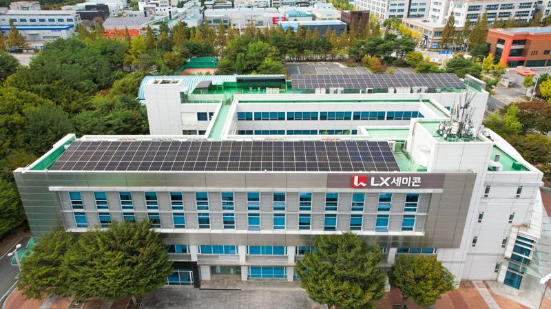 LX세미콘이 K-RE100 이행 방안으로 대전캠퍼스에 설치한 100㎾급 태양광 발전 시설. LX세미콘 제공