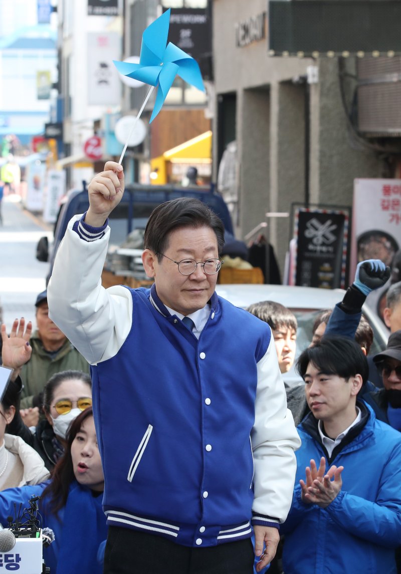 더불어민주당 이재명 대표가 14일 오전 대전 중구 으능정이 거리를 방문해 시민들과 인사를 나누고 있다.