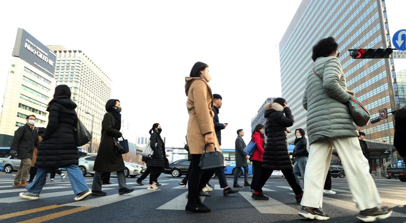 지난달 13일 서울 종로구 광화문네거리에서 시민들이 출근하고 있는 모습. <뉴시스>