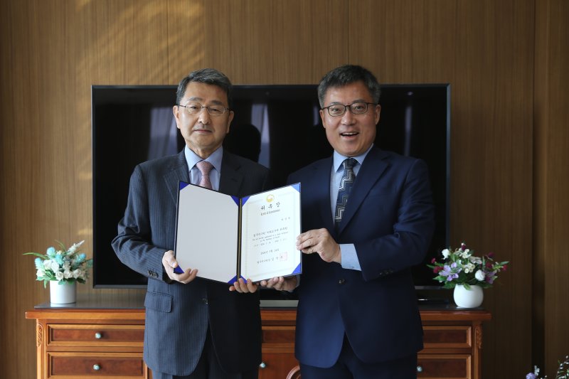 박상옥 전 대법관(왼쪽)이 14일 김석우 법무연수원장과 기념 촬영을 하고 있다. /사진=법무부