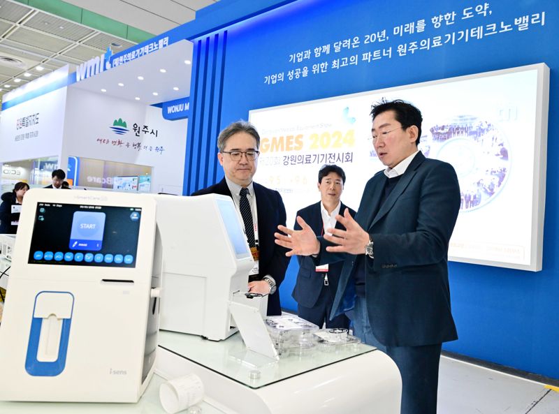 원강수 원주시장(사진 오른쪽)이 14일 서울 코엑스에서 열린 KIMES 2024 개막식에 참석한 후 원주지역 기업인 아이센스를 방문, 이야기를 나누고 있다. 원주시 제공