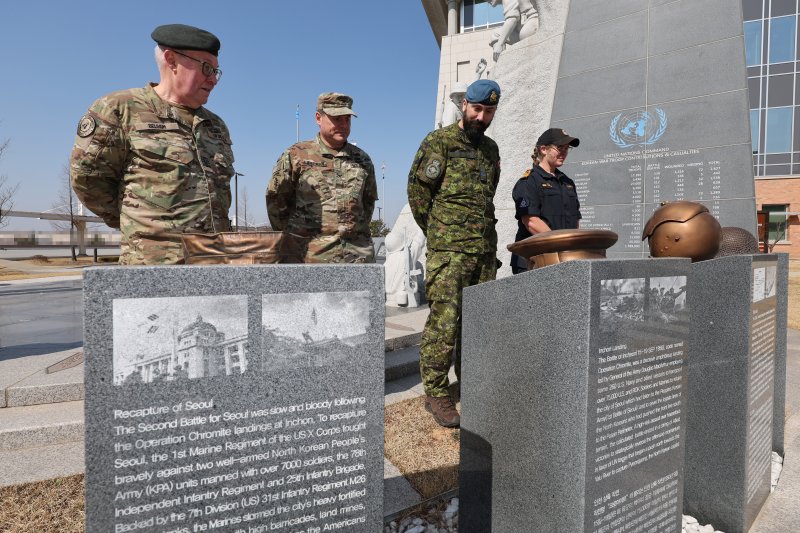 '2024 FS(Freedom Shield· 자유의 방패)' 훈련에 참가한 유엔사 증원 요원들이 지난 13일 경기 평택시 캠프 험프리스 유엔사 기념비 및 조형물을 살펴보고 있다. (국방일보 제공) 2024.3.14/뉴스1