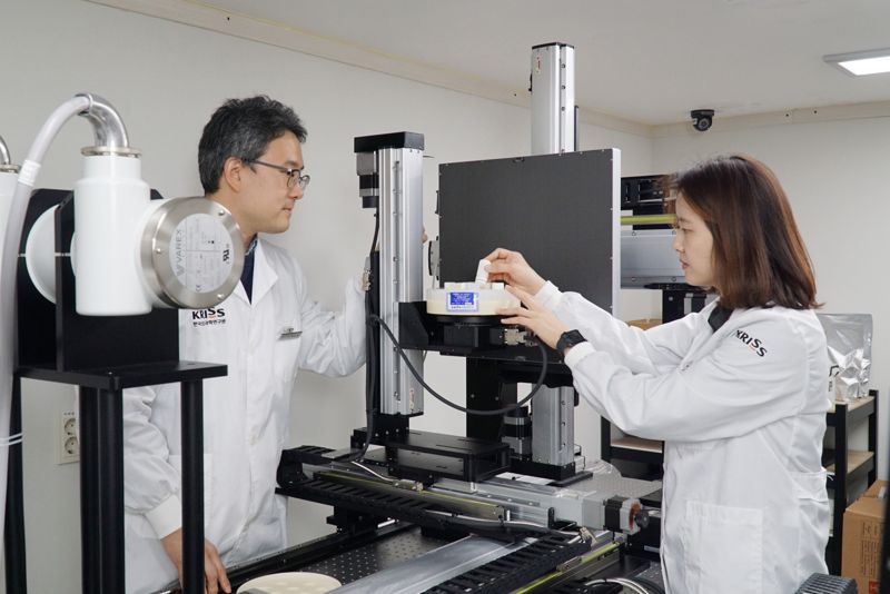 한국표준과학연구원(KRISS) 이창우 책임연구원(왼쪽)과 조효민 책임연구원이 실험실용 CT 장비에 팬텀 형태로 유화 표준물질을 적용하고 있다. 표준과학연구원 제공