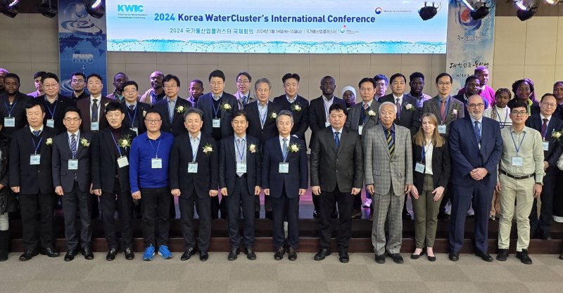 14일 대구국가산단 내 국가물산업클러스터 국제회의 참석자들이 기념사진을 찍고 있다. ⓒ 뉴스1 황덕현 기자