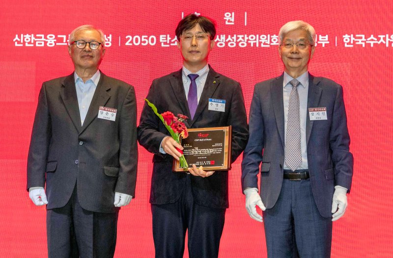 지난 13일 서울 영등포구 글래드호텔 여의도에서 열린 '2023 CDP 코리아 어워드' 시상식에서 추영기 현대건설 안전사업지원실장(가운데)이 CDP 한국위원회 관계자들과 기념 촬영을 하고 있다. 현대건설 제공