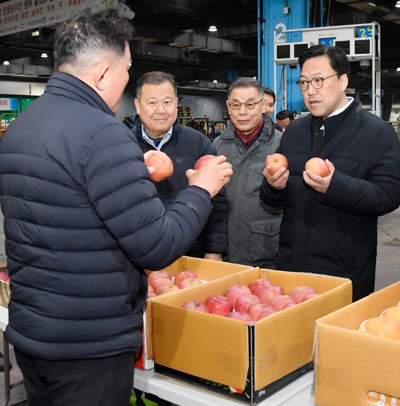 김병환 기획재정부 차관(오른쪽 첫번째)이 14일 서울 송파구 가락시장을 방문해 과일 가격동향을 점검하고 있다. 기획재정부 제공