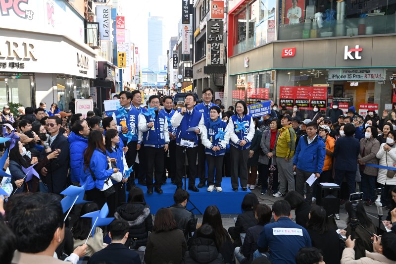 이재명 더불어민주당 대표(가운데 마이크 든 이)가 대전 중구 으능정이 거리에서 지지 유세를 하는 모습. 연합뉴스