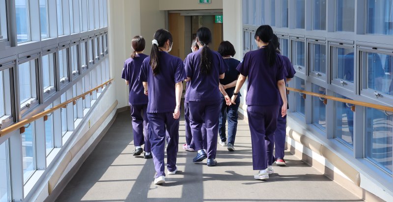 지난 7일 인천의 한 대학병원에서 간호사들이 이동하고 있다. 연합뉴스