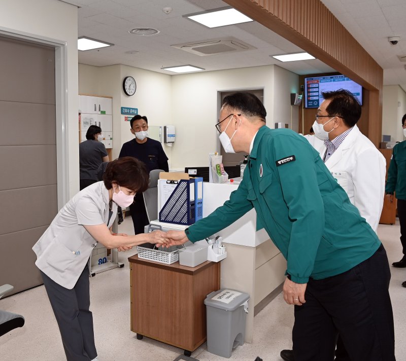 이한경 행정안전부 재난안전관리본부장이 3월 14일 대구의료원을 방문해 의료진을 격려하고 있다. 뉴스1