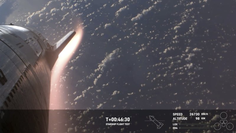 미국 민간 우주기업 스페이스X가 14일(현지시간 ) 발사한 스타십 우주선이 같은날 지구 대기권에 다시 진입하고 있다.AP연합뉴스