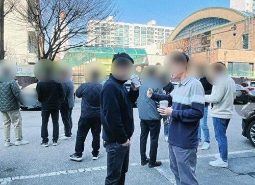 학교 앞에서 담배 피우는 어른들 / 연합뉴스
