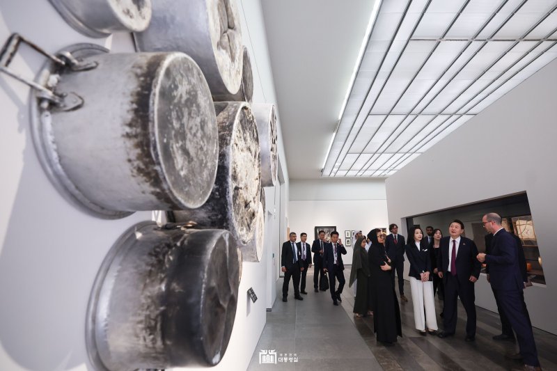 윤석열 대통령과 김건희 여사가 16일 오후(현지시간) 아랍에미리트(UAE) 루브르 아부다비를 찾아 박물관 내부에 전시된 소장품을 둘러보고 있다. (대통령실 홈페이지) 2023.1.17/뉴스1 ⓒ News1 안은나 기자