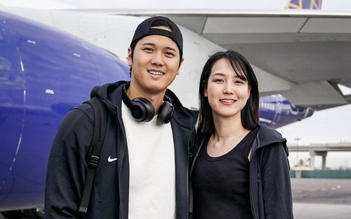 한국 오는 오타니, 비행기 타기 전 아내 사진 공개... 누구?