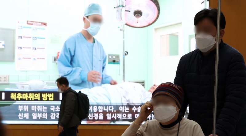 15일 서울의 한 대학 병원에서 환자와 보호자가 이동하고 있다. 뉴스1