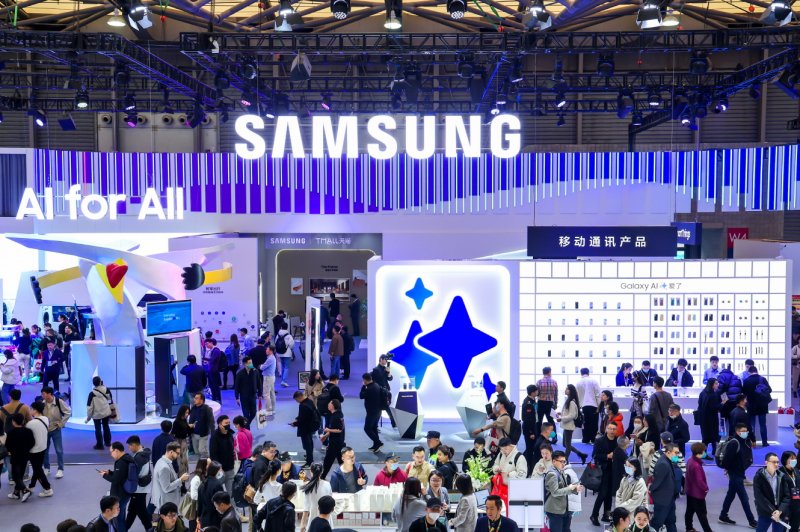 14~17일(현지시간) 중국 상하이에서 열리는 'AWE 2024' 삼성전자 전시관에서 관람객들이 제품과 솔루션을 체험하고 있다. 삼성전자 제공