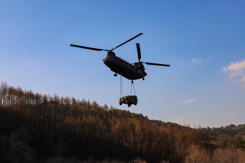 제2신속대응사단과 항공사령부 장병들이 소형전술차량을 공중수송하고 있다.(육군 제공)