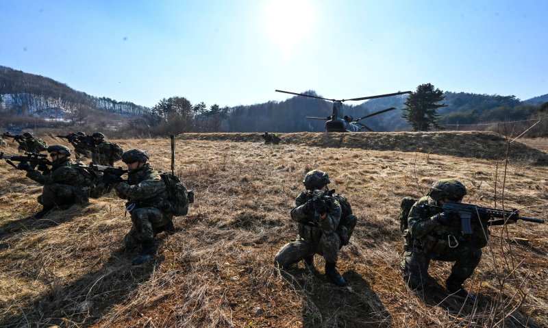 육군 2신속대응사단이 '24 FS/TIGER 일환으로 지난 11일부터 15일까지 강원도 인제, 경기도 광주·성남·여주·이천 일대에서 대규모 한미연합 공중강습훈련을 실시했다고 15일 밝혔다. 사진은 선견대 및 정찰대가 확보한 착륙지대에서 장병들이 공중강습을 실시하는 모습. 사진=육군 제공