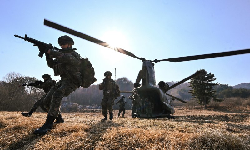 한미 공중강습 훈련 "시누크·블랙호크 등 동원...강습·화물 투하·인양 작전"