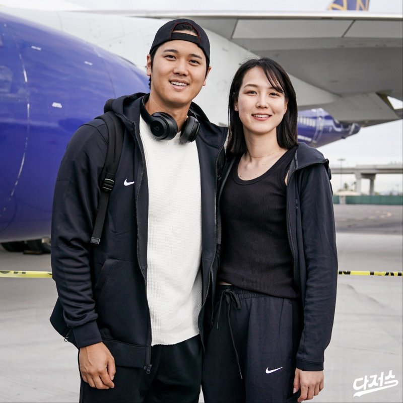 오타니 쇼헤이(왼쪽·LA 다저스)가 농구 선수 출신인 아내 다나카 마미코와 함께 나란히 서있다. 오타니 쇼헤이 SNS 캡처
