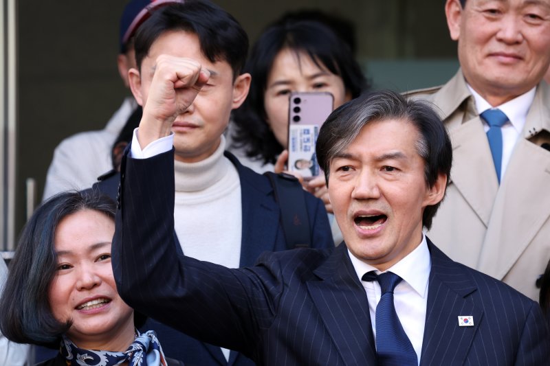조국 조국혁신당 대표가 14일 광주 동구 충장로 우체국 앞을 찾아 시민들에게 인사하고 있다. 2024.3.14/뉴스1 ⓒ News1 김태성 기자
