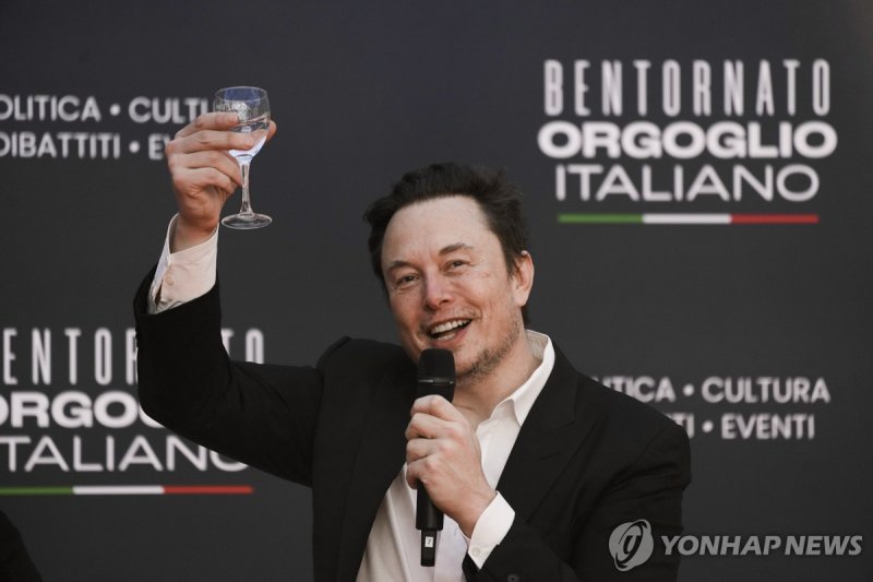일론 머스크 File - Tesla and SpaceX's CEO Elon Musk cheers as he speaks at the annual political festival Atreju, in Rome on Dec. 16, 2023. A recent report from anti-poverty organization Oxfam highlighted how the fortunes of the world's five richest people — Musk, Amazon founder Jeff Bezos, Oracle cofound