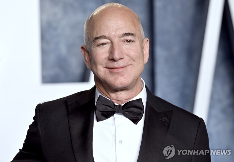 제프 베이조스 File - Amazon founder Jeff Bezos arrives at the Vanity Fair Oscar Party on March 12, 2023, in Beverly Hills, Calif. A recent report from anti-poverty organization Oxfam highlighted how the fortunes of the world's five richest people — Tesla CEO Elon Musk, Bezos, Oracle cofounder Larry Elliso