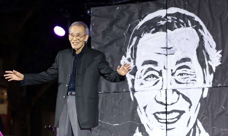 오영수 배우가 24일 서울 종로구 대학로에서 열린 ‘2022 웰컴대학로’축제 개막식에서 페인터즈와 함께 공연을 하고 있다.(문화체육관광부 제공)2022.9.24/뉴스1