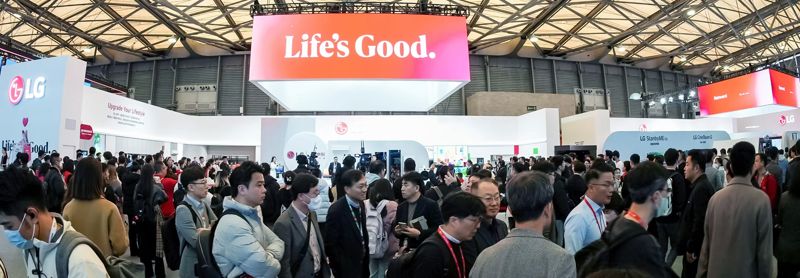 중국 최대 가전 박람회인 AWE 2024에서 LG전자가 마련한 전시 부스에 관람객들이 북적이고 있다. LG전자 제공