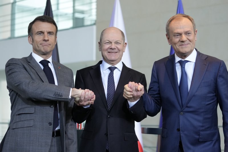 올라프 숄츠(가운데) 독일 총리와 에마뉘엘 마크롱(왼쪽) 프랑스 대통령, 도날드 투스크 폴란드 총리가 15일(현지시간) 베를린에서 3국 정상회담을 가진 뒤 서로 손을 맞잡고 있다. 마크롱 대통령은 전날 TV 인터뷰에서 우크라이나에 나토군을 파병하는 것을 검토해야 한다고 다시 주장했다. AP연합