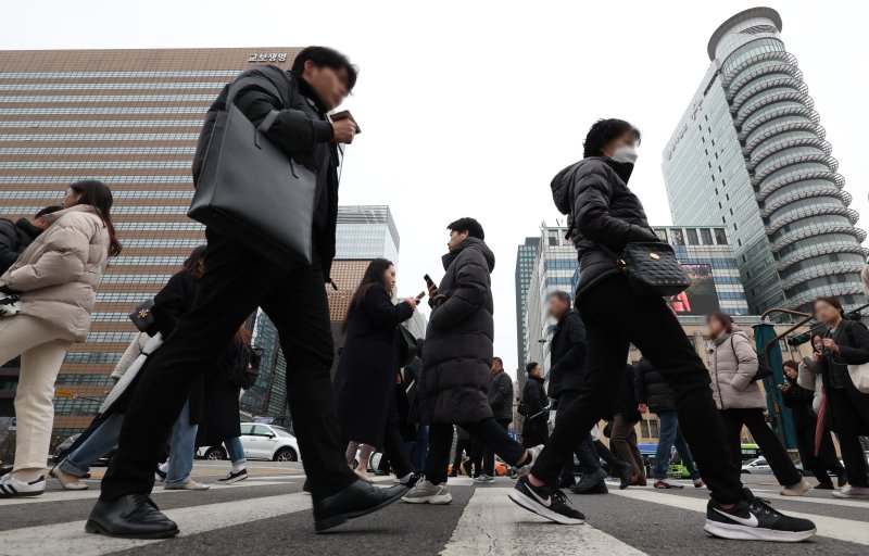 서울 종로구 세종대로 사거리에서 출근길에 오른 시민들이 발걸음을 옮기고 있는 모습. /사진=뉴시스