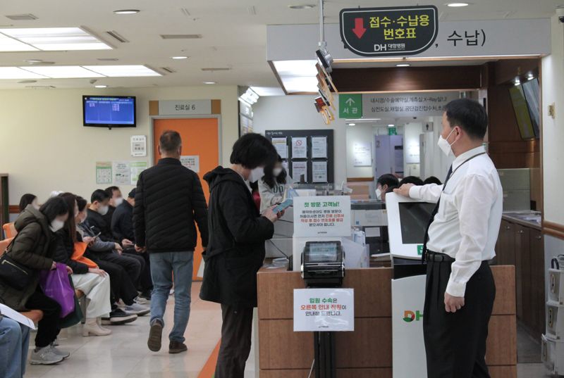 15일 오후 서울 서초구 방배동에 위치한 대항병원을 찾은 환자들이 진료를 위해 대기하고 있다. 사진=강규민 기자