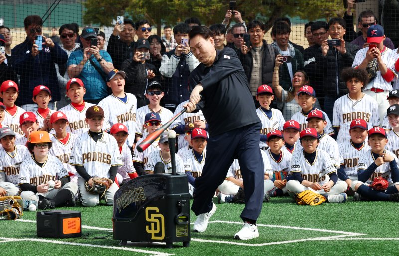 윤석열 대통령이 16일 서울 용산어린이정원에서 열린 '메이저리거 참여 어린이 야구교실'에서 샌디에이고 파드리스 선수들과 유소년 야구 선수들이 지켜보는 가운데 티볼을 치고 있다. /사진=뉴시스화상