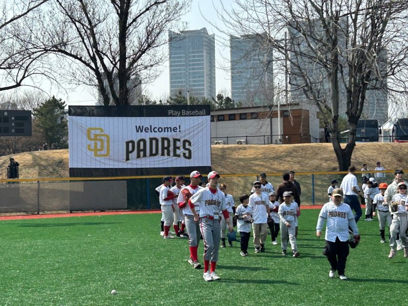16일 서울 용산구 용산어린이정원 내 야구장에서샌디에이고 파드리스 유소년 야구 클리닉이 진행되고 있다. 2024.3.16/뉴스1 ⓒ News1 문대현 기자
