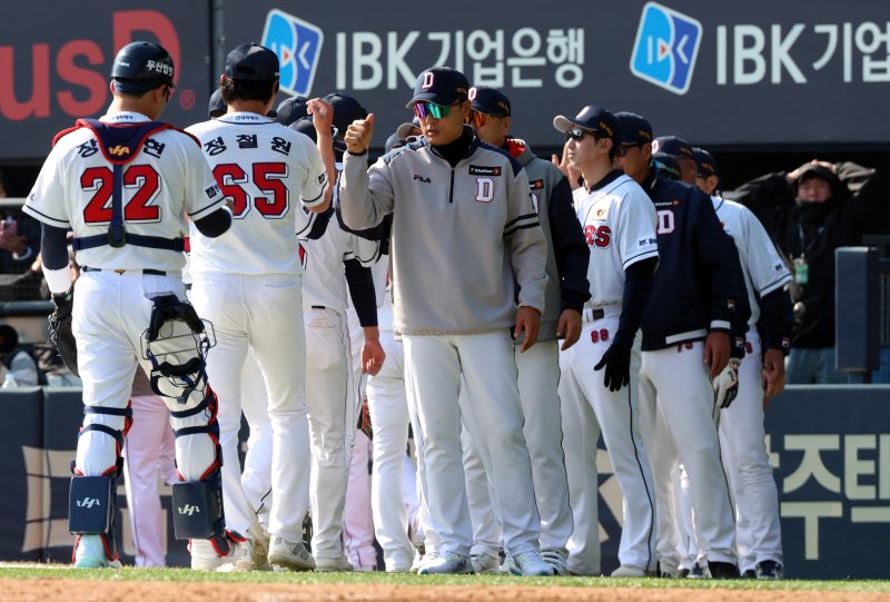 [서울=뉴시스] 김금보 기자 = 14일 서울 송파구 잠실야구장에서 열린 2024 KBO리그 두산 베어스와 KIA 타이거즈의 시범경기, 7대 2로 승리한 두산 이승엽 감독이 선수들과 하이파이브를 하고 있다. 2024.03.14. kgb@newsis.com