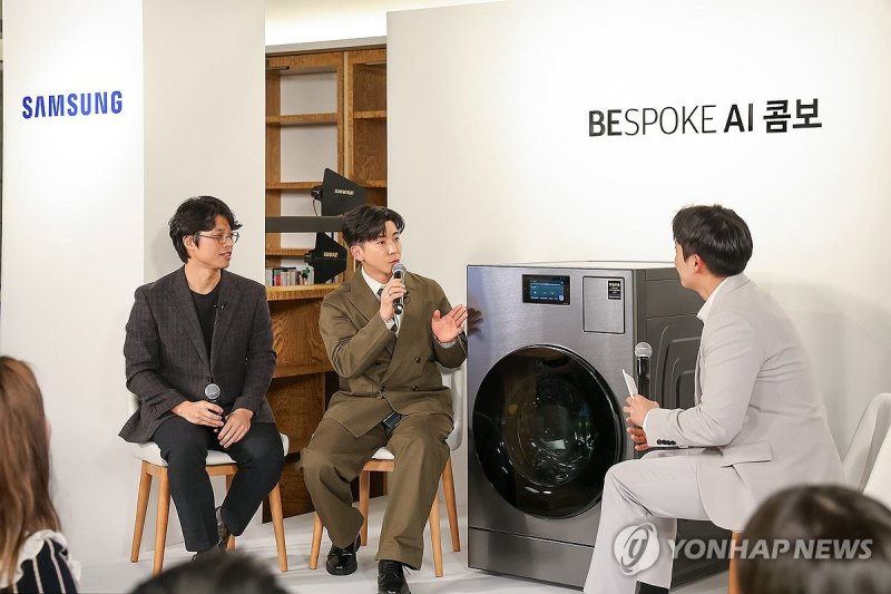 삼성전자, 비스포크 AI 콤보 '새로운 런드리 라이프' 체험 이벤트 진행 삼성전자, 비스포크 AI 콤보 '새로운 런드리 라이프' 체험 이벤트 진행 (서울=연합뉴스) 삼성전자가 지난 7일 서울 강남구 HLL빌딩 라운지에서 '비스포크 AI 콤보'로 '새로운 런드리 라이프' 체험 이벤트를 진행했다고 8일 밝혔다. 사진은 삼성전자 직원과 가수 브라이언이 비스포크 AI 콤보 제품으로 토크쇼를 진행하는 모습. 2024.3.8 [삼성전자 제공. 재판매 및 DB 금지] photo@yna.co.kr (끝)