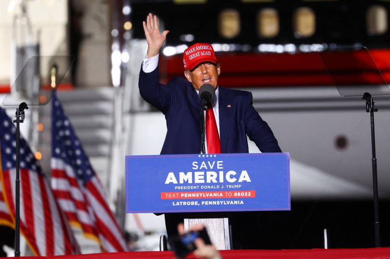 도널드 트럼프 전 미국 대통령이 지난 2022년 11월5일(현지시간) 펜실베이나 라트로브를 방문해 공화당 메메트 오즈 후보 지지유세를 벌였다. 트럼프 대통령은 '마가'(MAGA·미국을 다시 위대하게)가 적힌 빨간 모자를 쓰고 있다. ⓒ 로이터=뉴스1 ⓒ News1 최종일 기자 /사진=뉴스1