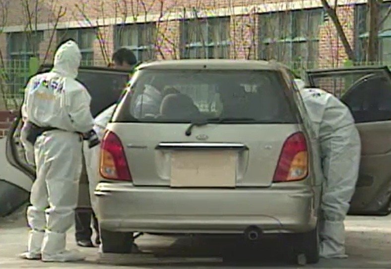 2006년 3월 17일 서울 동대문구 전농동의 한 교회 앞 도로에 주차된 카렌스 차량에서 30대 여성이 숨진 채 발견돼자 경찰이 정밀감식을 하고 있는 모습. (YTN 갈무리) ⓒ 뉴스1