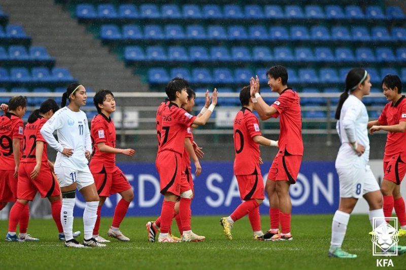 한국 20세 이하(U20) 여자축구대표팀 홍채빈이 9일(한국시간) 우즈베키스탄 타슈켄트의 자르 스타디움에서 열린 아시아축구연맹(AFC) U20 아시안컵 A조 조별리그 3차전 우즈베키스탄과의 경기에서 득점 후 동료들과 기쁨을 나누고 있다. (대한축구협회 제공) 2024.3.10/뉴스1