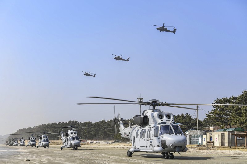 지난 15일 인천 옹진군 백령도와 연평도 일대에서 실시한 서북도서 증원훈련에서 해병대 상륙기동헬기(MUH-1), 공격헬기(AH-64), 기동헬기(CH-47)가 백령도 일대에 착륙하고 있다. 사진=해병대사령부 제공