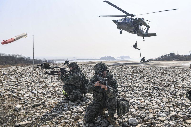 지난 15일 인천 옹진군 백령도와 연평도 일대에서 실시한 서북도서 증원훈련에서 해병대 공격헬기(AH-64), 기동헬기(CH-47, UH-60)가 연평도 일대에 착륙해 증원 절차를 숙달하고 있다. 사진=해병대사령부 제공