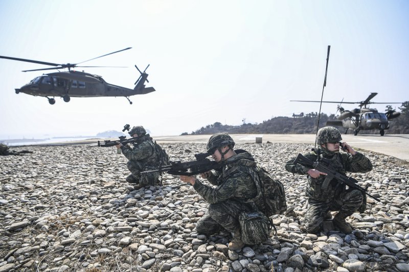 지난 3월 15일 인천 옹진군 백령도와 연평도 일대에서 실시한 서북도서 증원훈련에서 해병대 공격헬기(AH-64), 기동헬기(CH-47, UH-60)가 연평도 일대에 착륙해 증원 절차를 숙달하고 있다. (사진은 특정 내용과 직접적 관련 없음) 사진=해병대사령부 제공