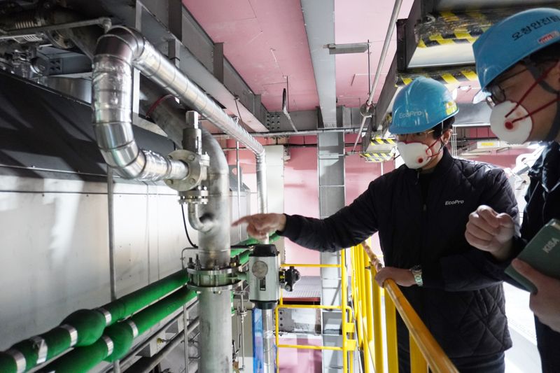 최근 에코프로 EHS지원실 임직원들이 생산현장의 시설을 점검하는 모습. 에코프로 제공